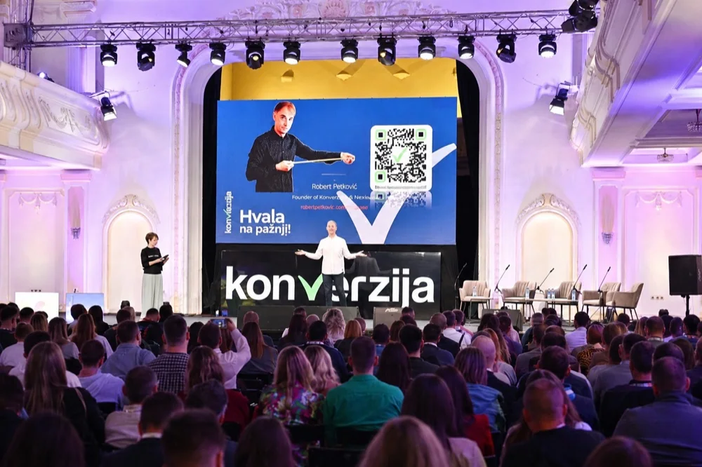 Robert Petković drži predavanje pred publikom